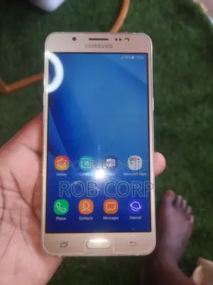 Photo - Samsung Galaxy J5 16 GB Gold