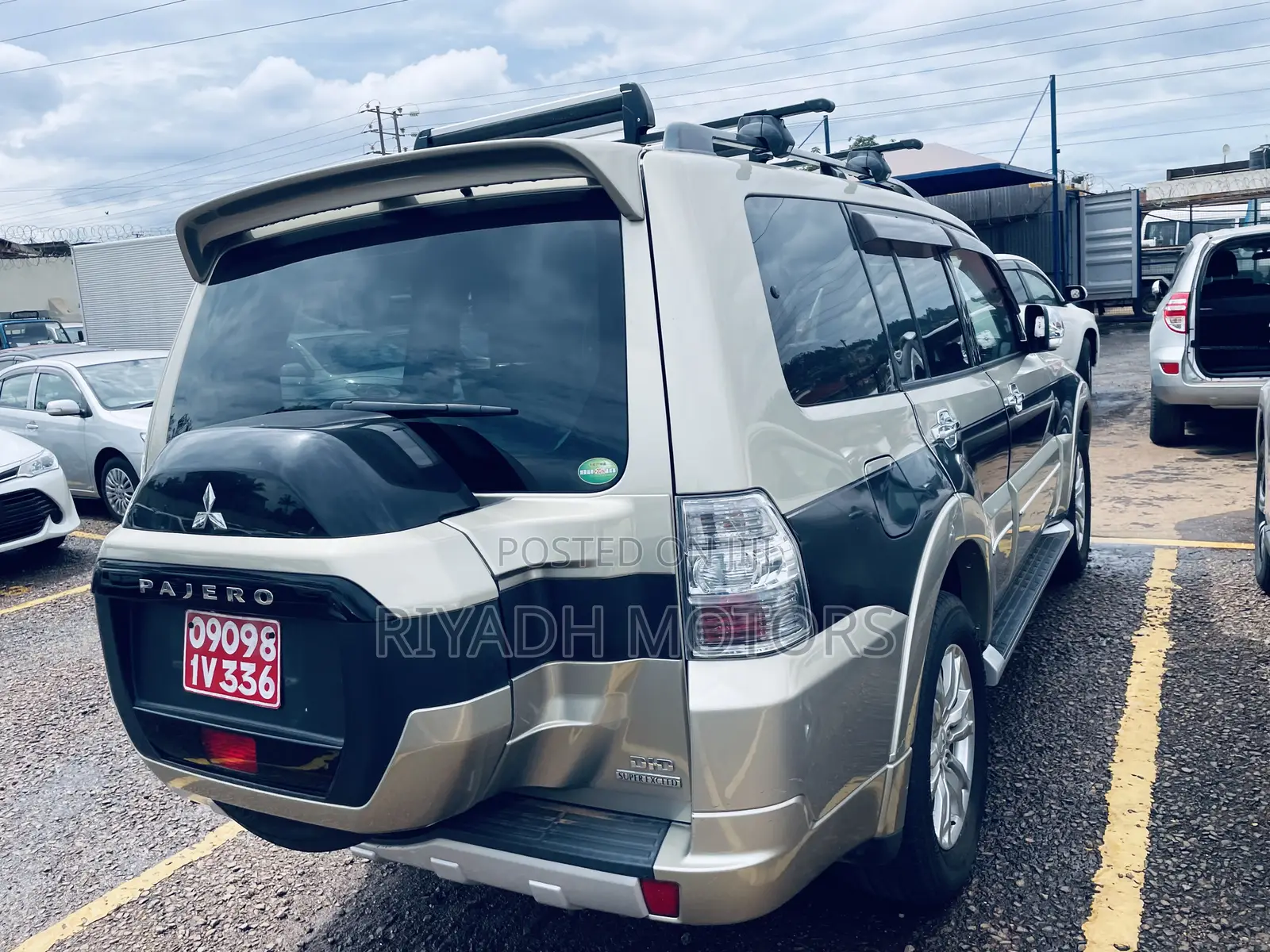 Mitsubishi Pajero 2016 Gold