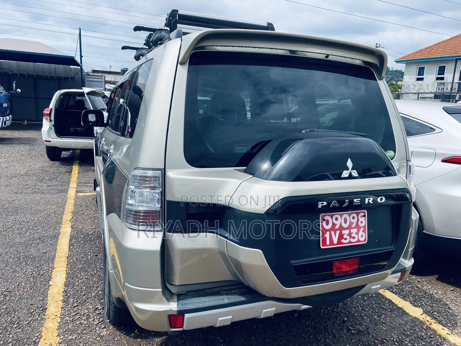 Mitsubishi Pajero 2016 Gold
