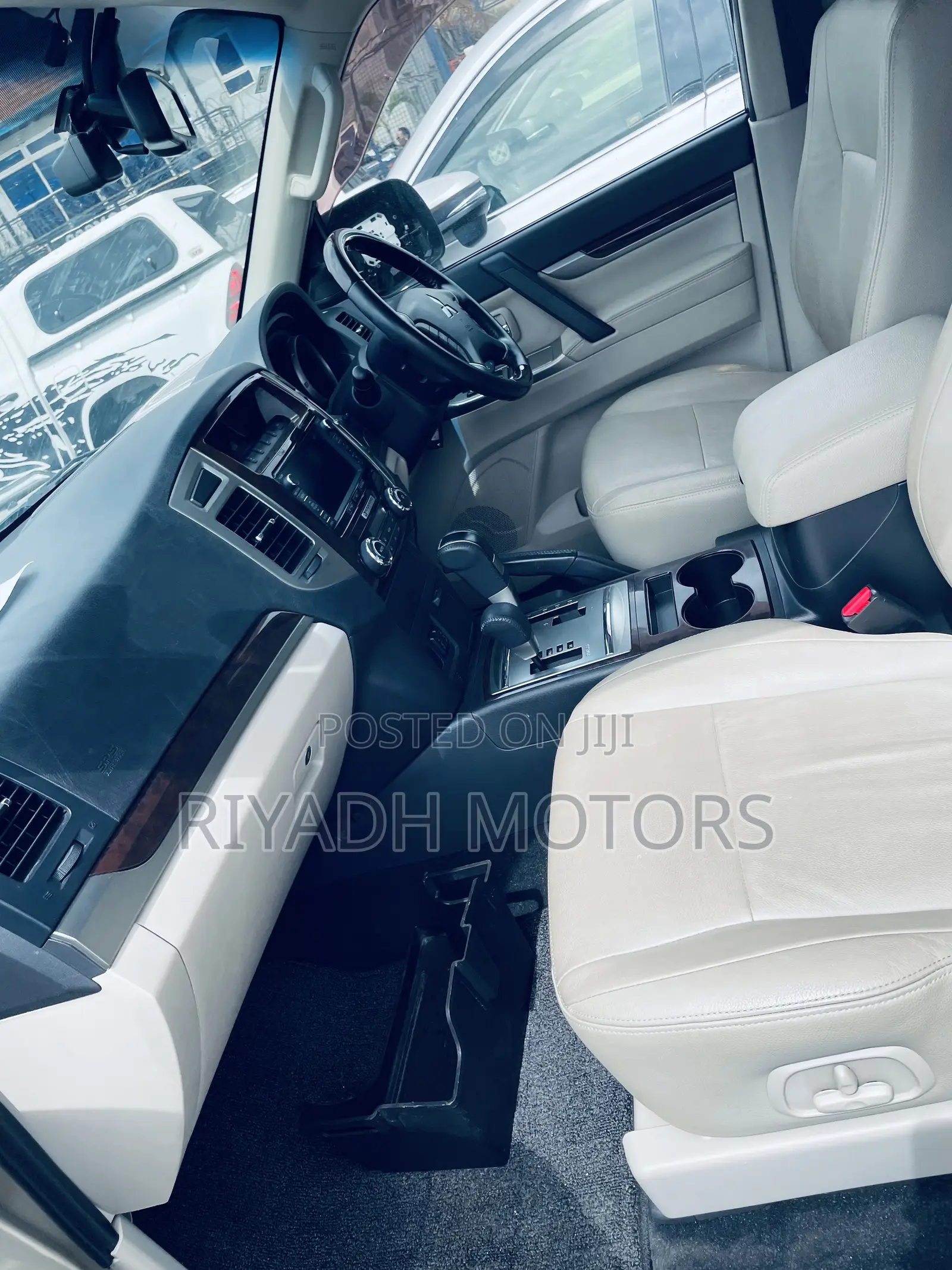 Mitsubishi Pajero 2016 Gold