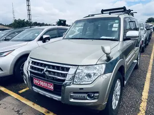 Mitsubishi Pajero 2016 Gold