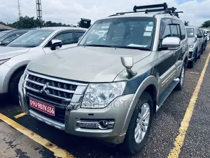 Mitsubishi Pajero 2016 Gold