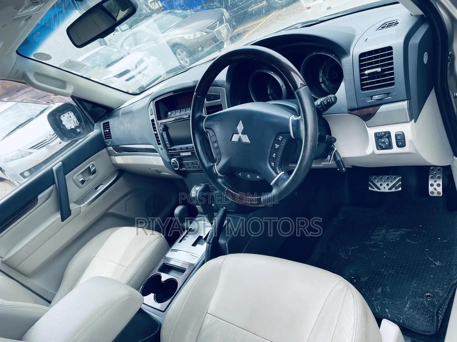 Mitsubishi Pajero 2016 Gold