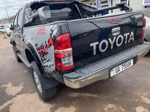 Toyota Hilux 2010 Black