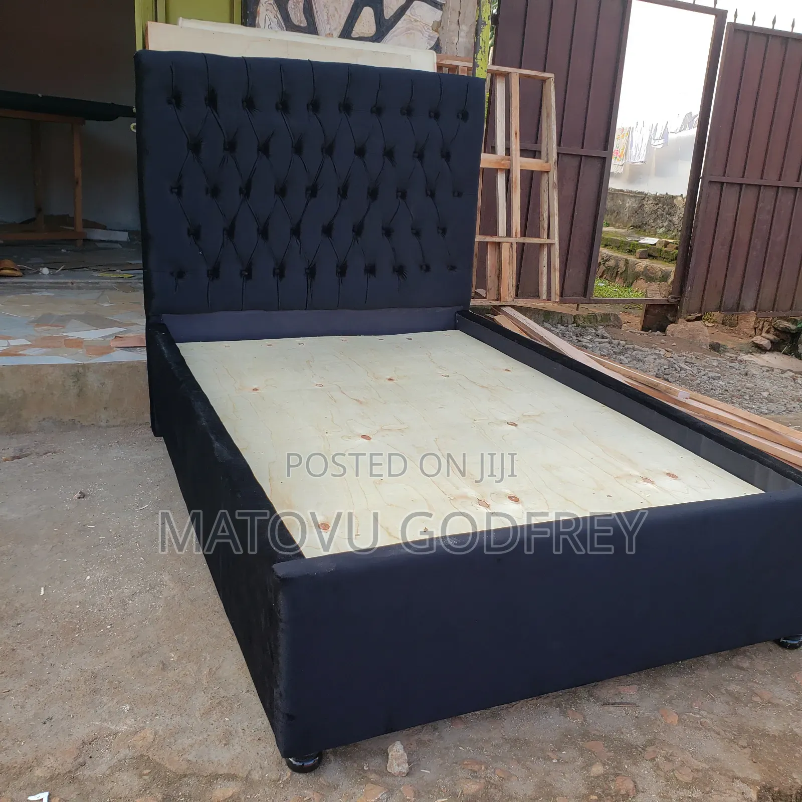 Black 4*6 Tuftedbed