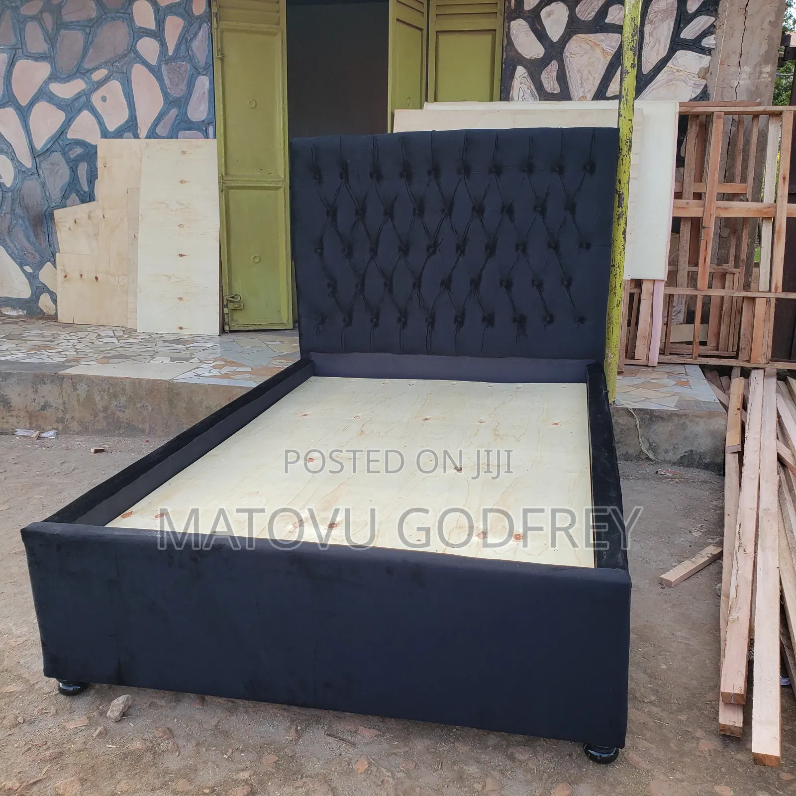 Black 4*6 Tuftedbed