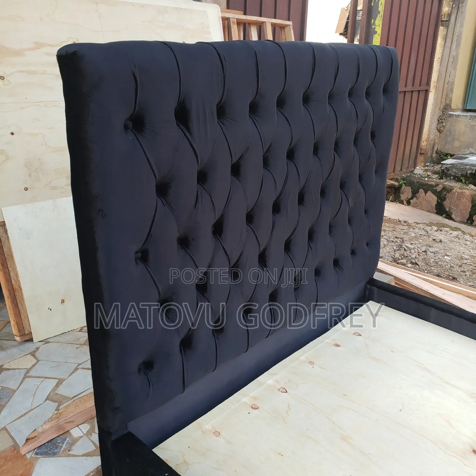 Black 4*6 Tuftedbed