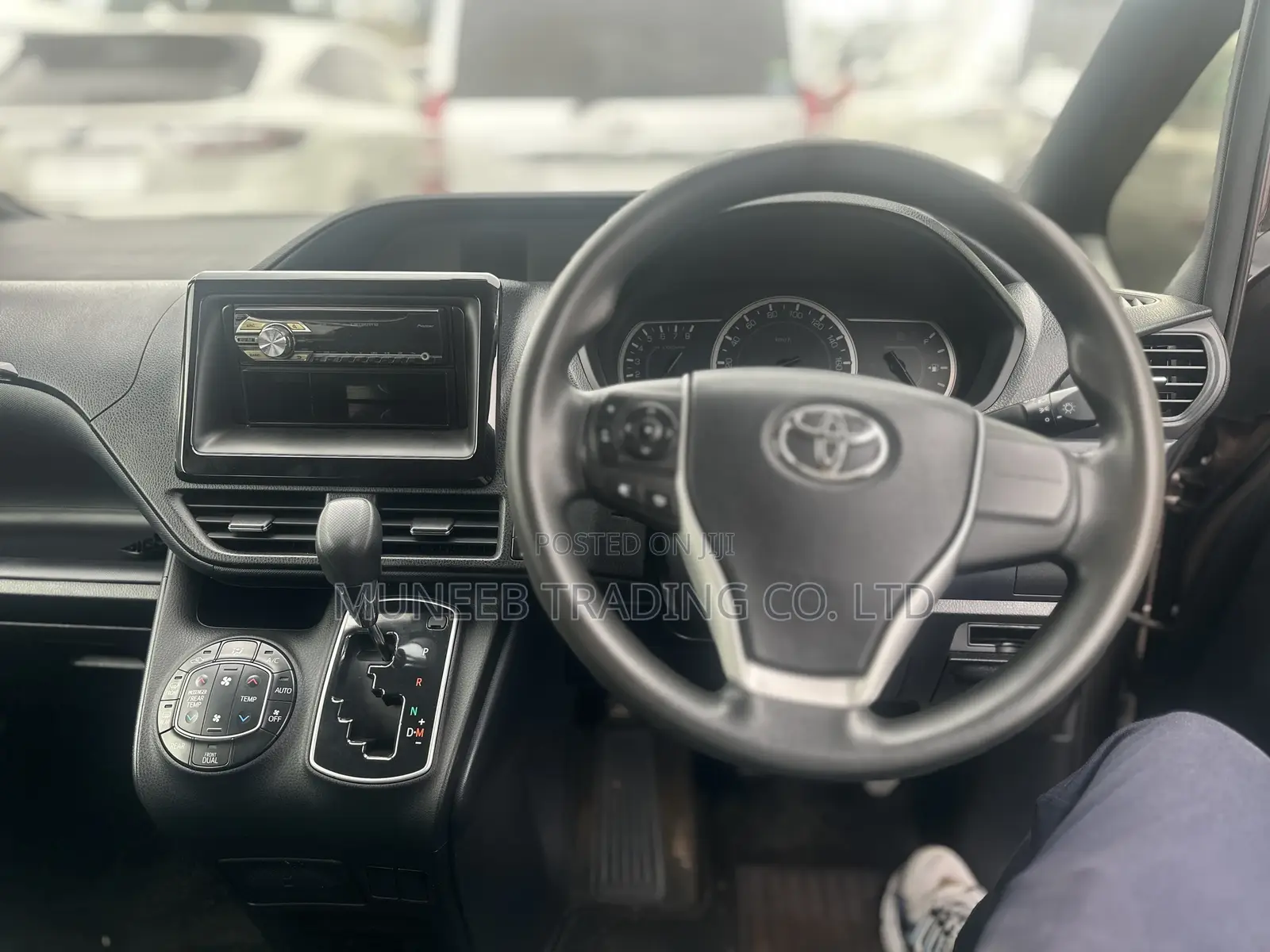Toyota Noah 2.0 AWD (8 Seater) 2015 Brown