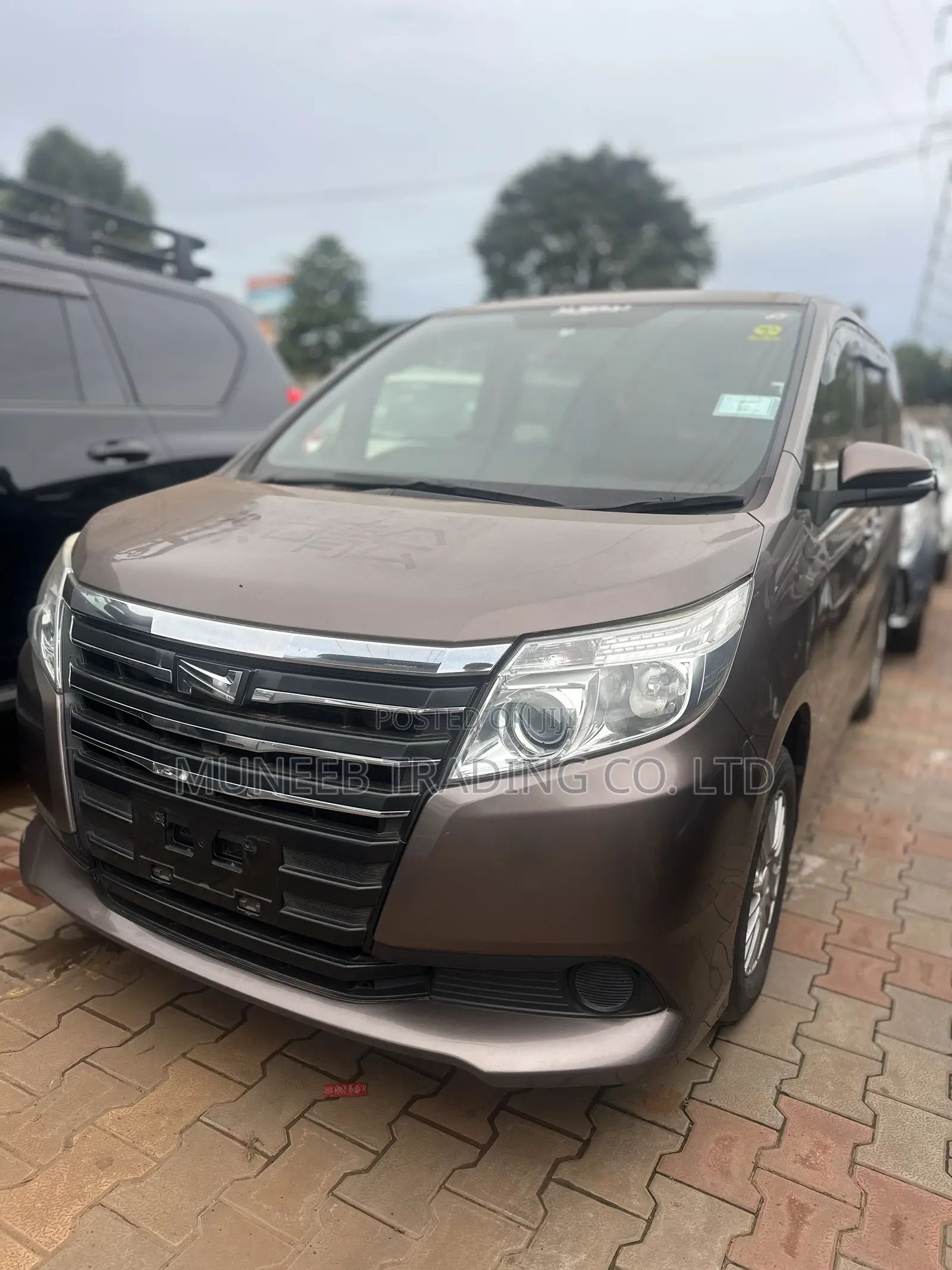 Toyota Noah 2.0 AWD (8 Seater) 2015 Brown