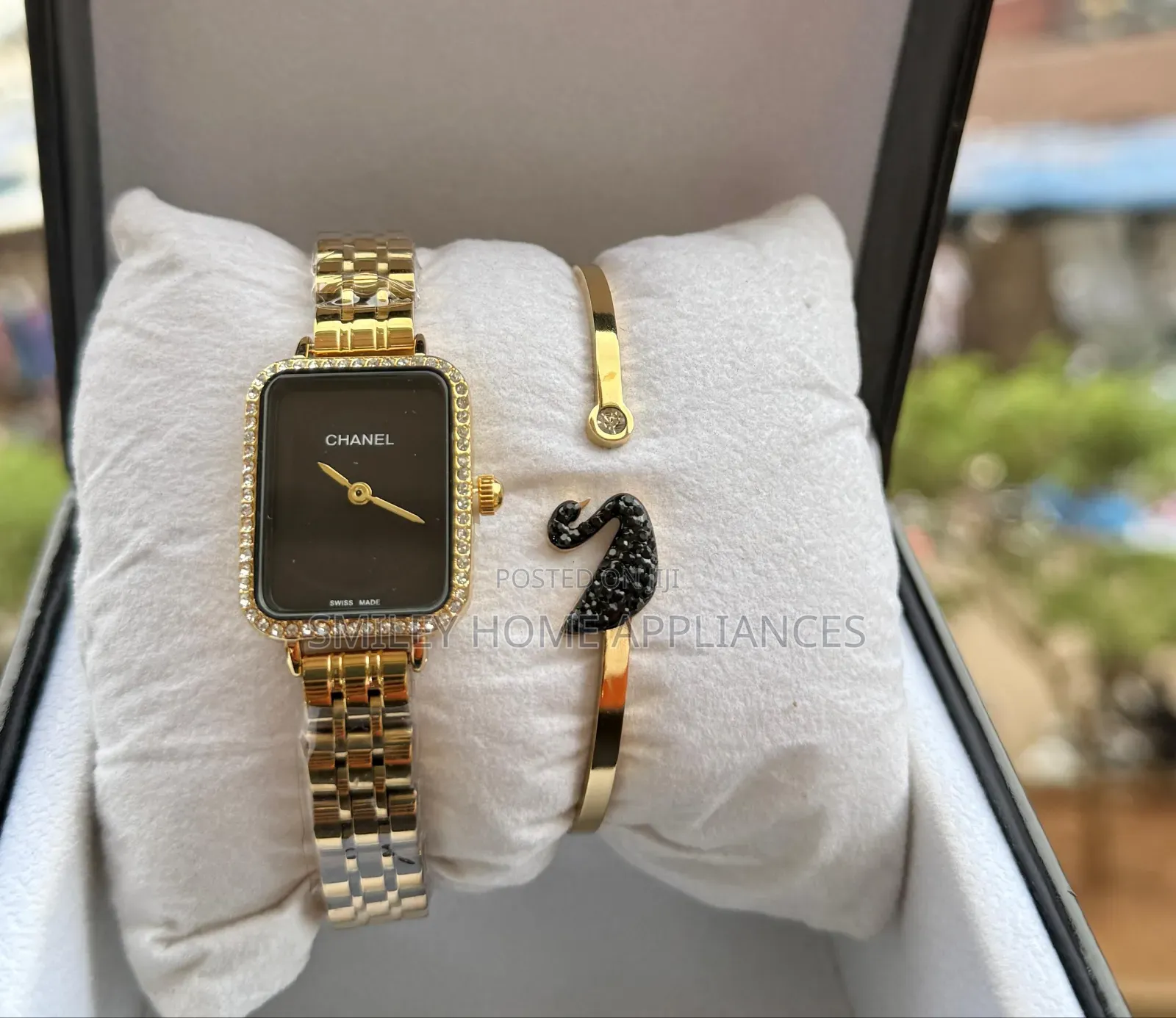 Chanel Ladie's Analog Wrist Watch With a Bracelet