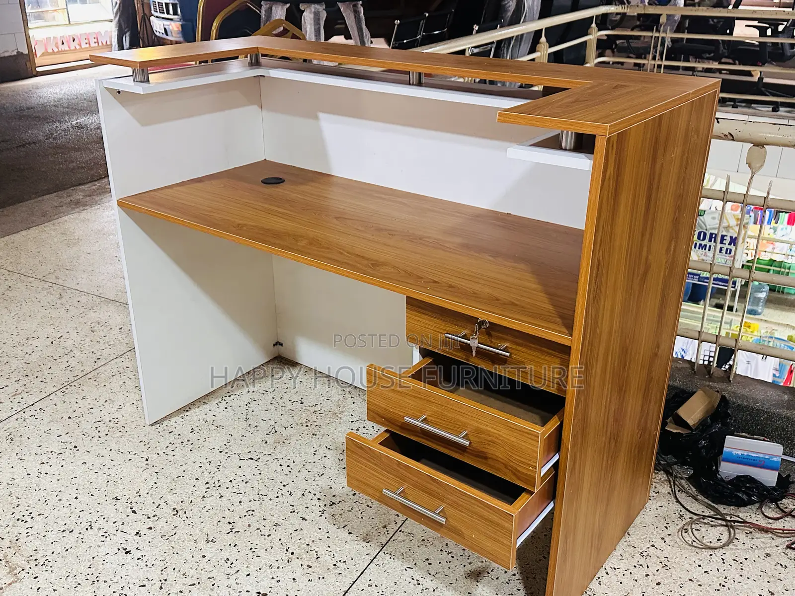 Reception Desk ( White Bird )