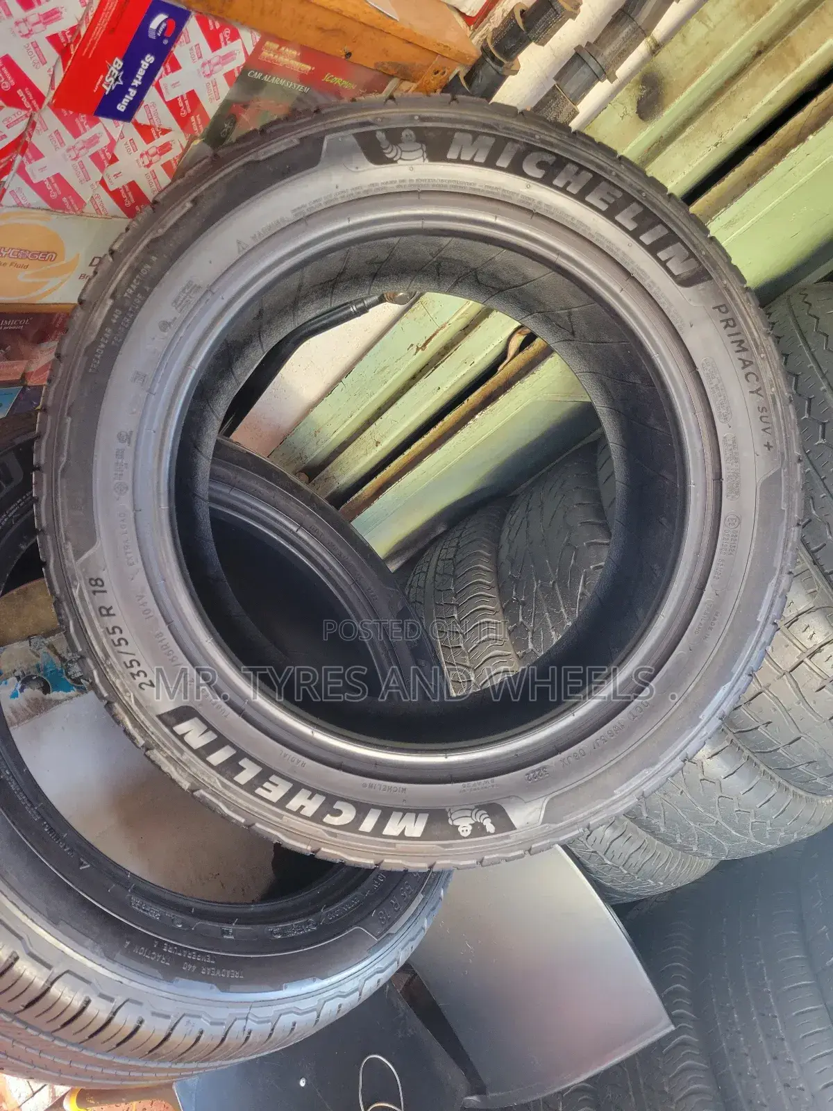 It's 235 55 R18 Michelin Primacy Suv+.The Gd Tires N Nice 