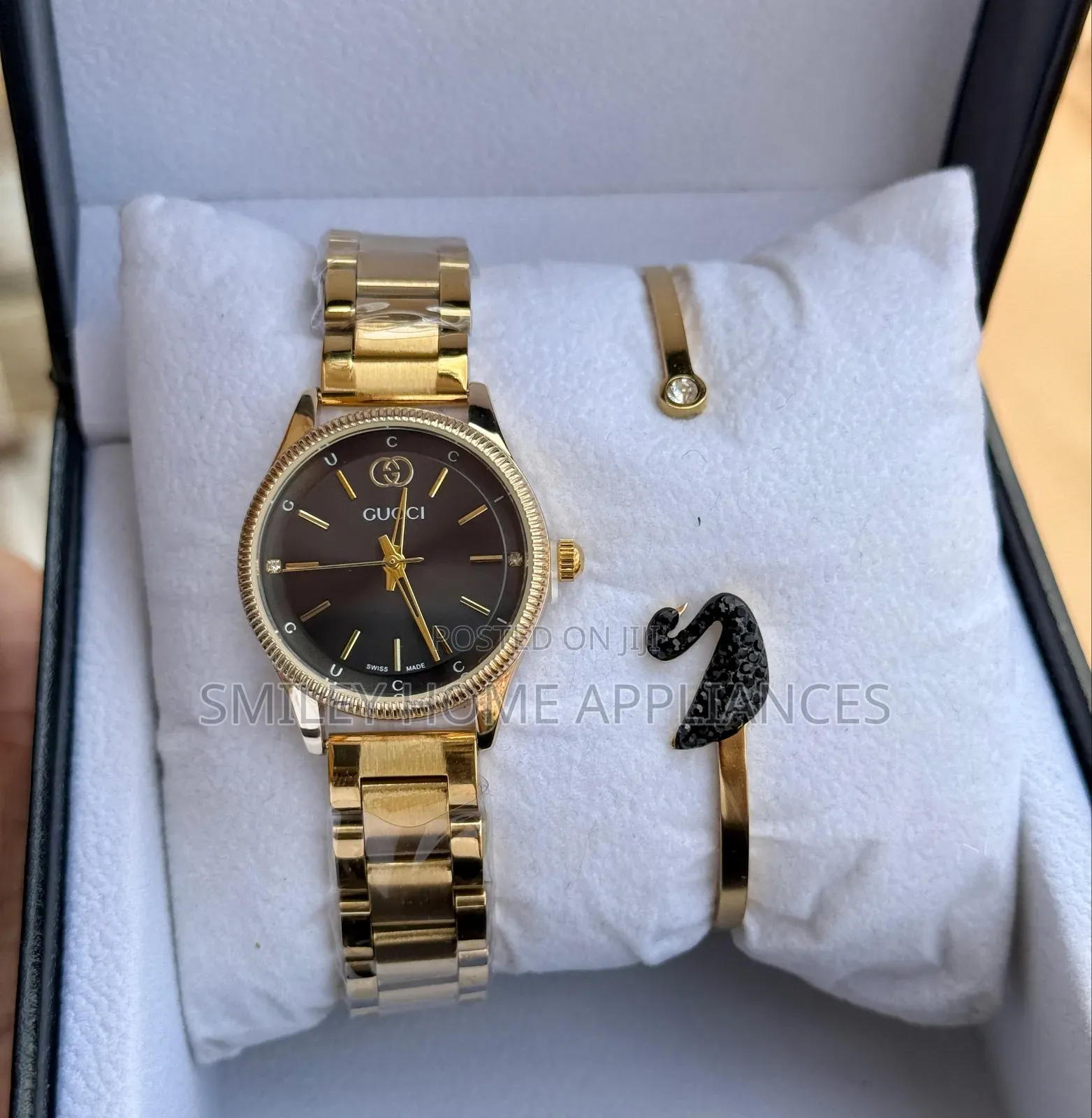 Gucci Women's Giftbox Watch With a Bracelet