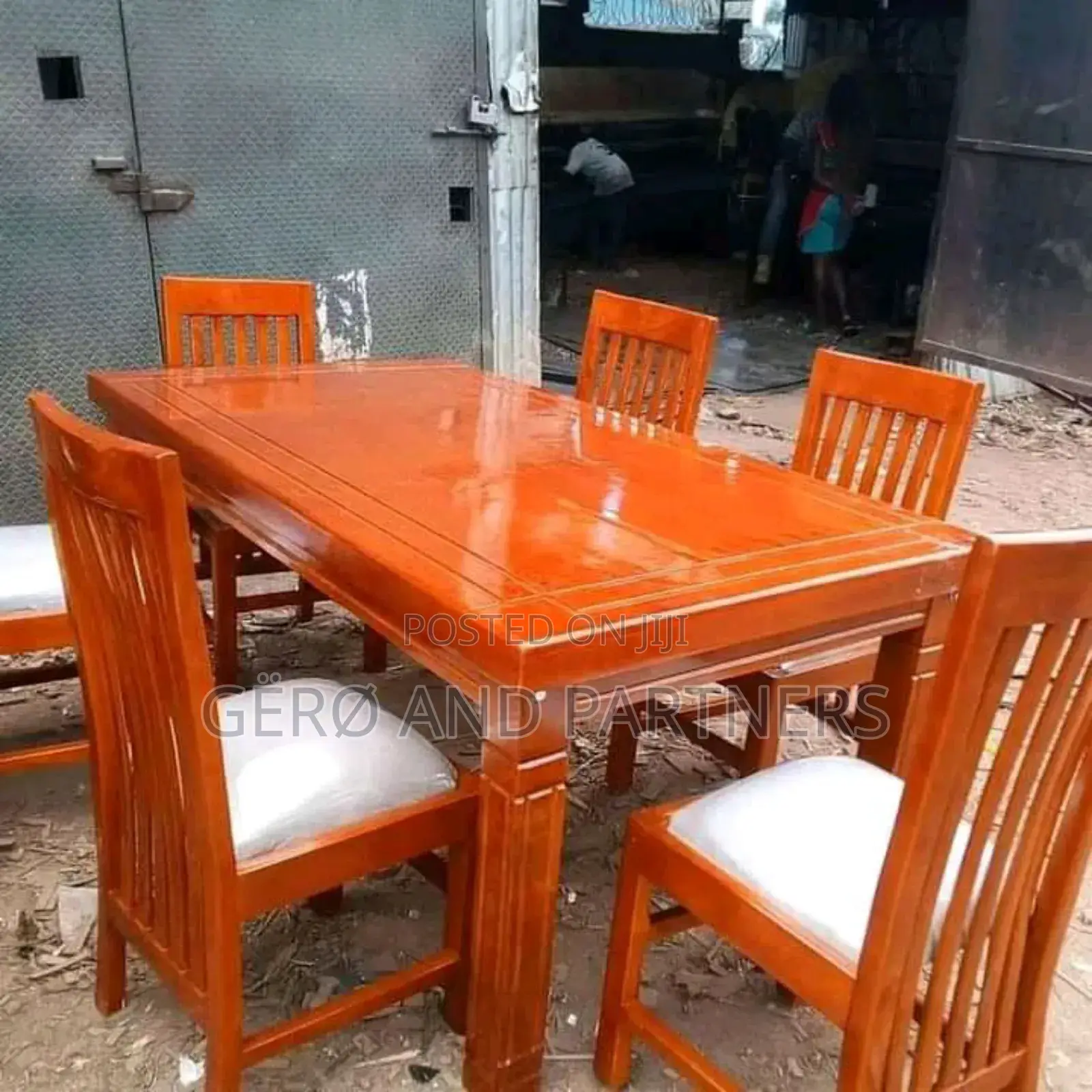 Shiny Dinning Table Set