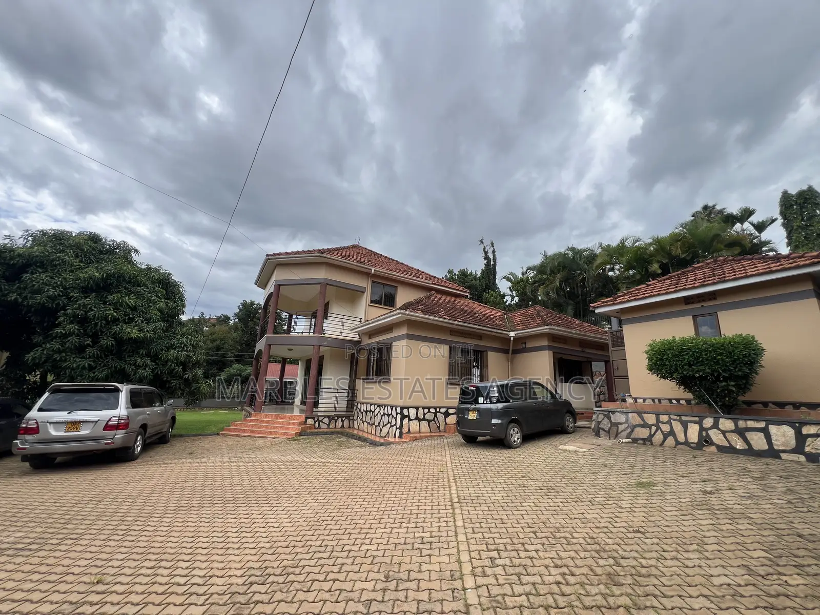 5bdrm House in Kyambogo, Central Division for sale