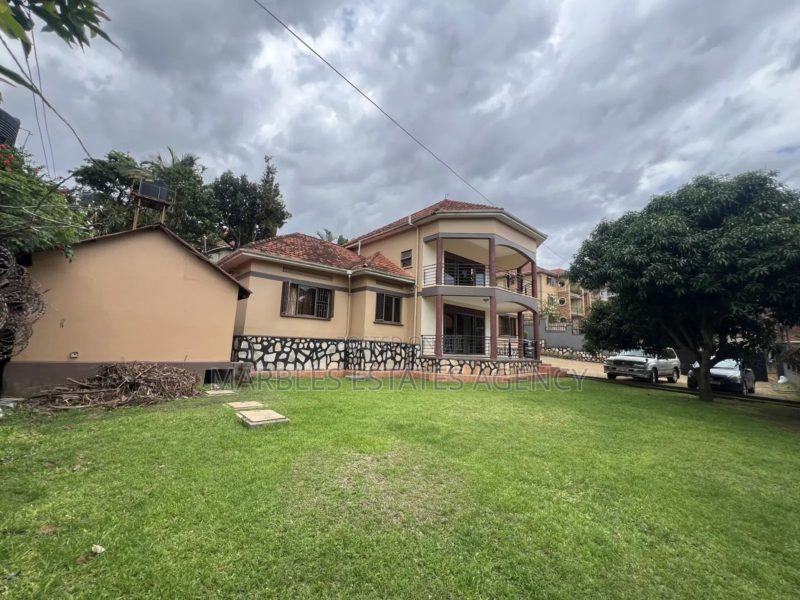 5bdrm House in Kyambogo, Central Division for sale