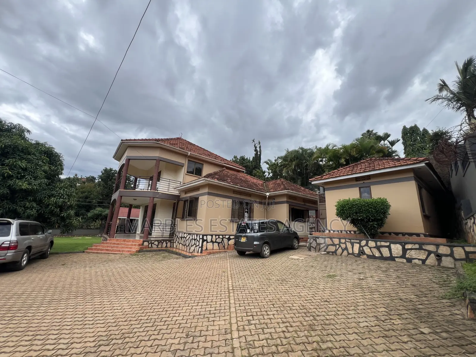 5bdrm House in Kyambogo, Central Division for sale