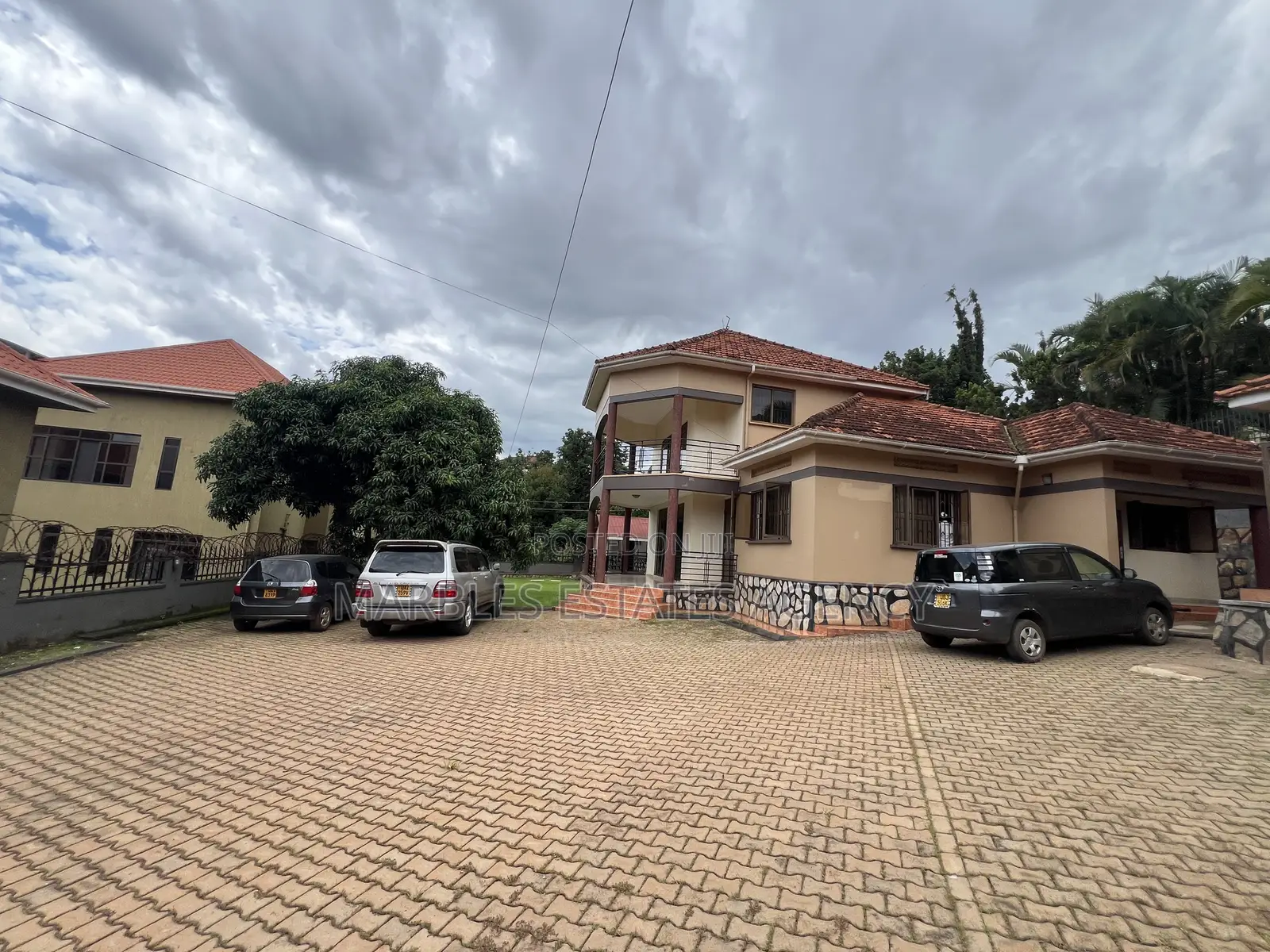 5bdrm House in Kyambogo, Central Division for sale