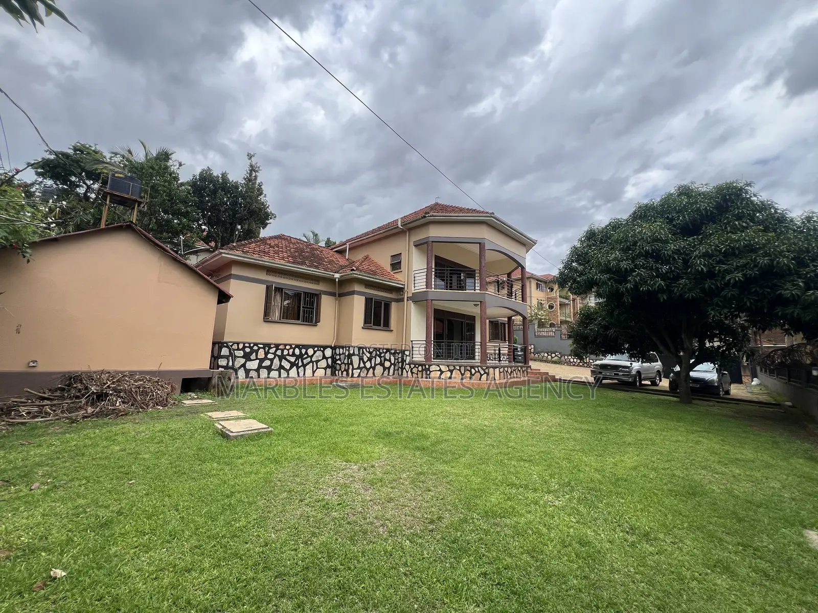 5bdrm House in Kyambogo, Central Division for sale