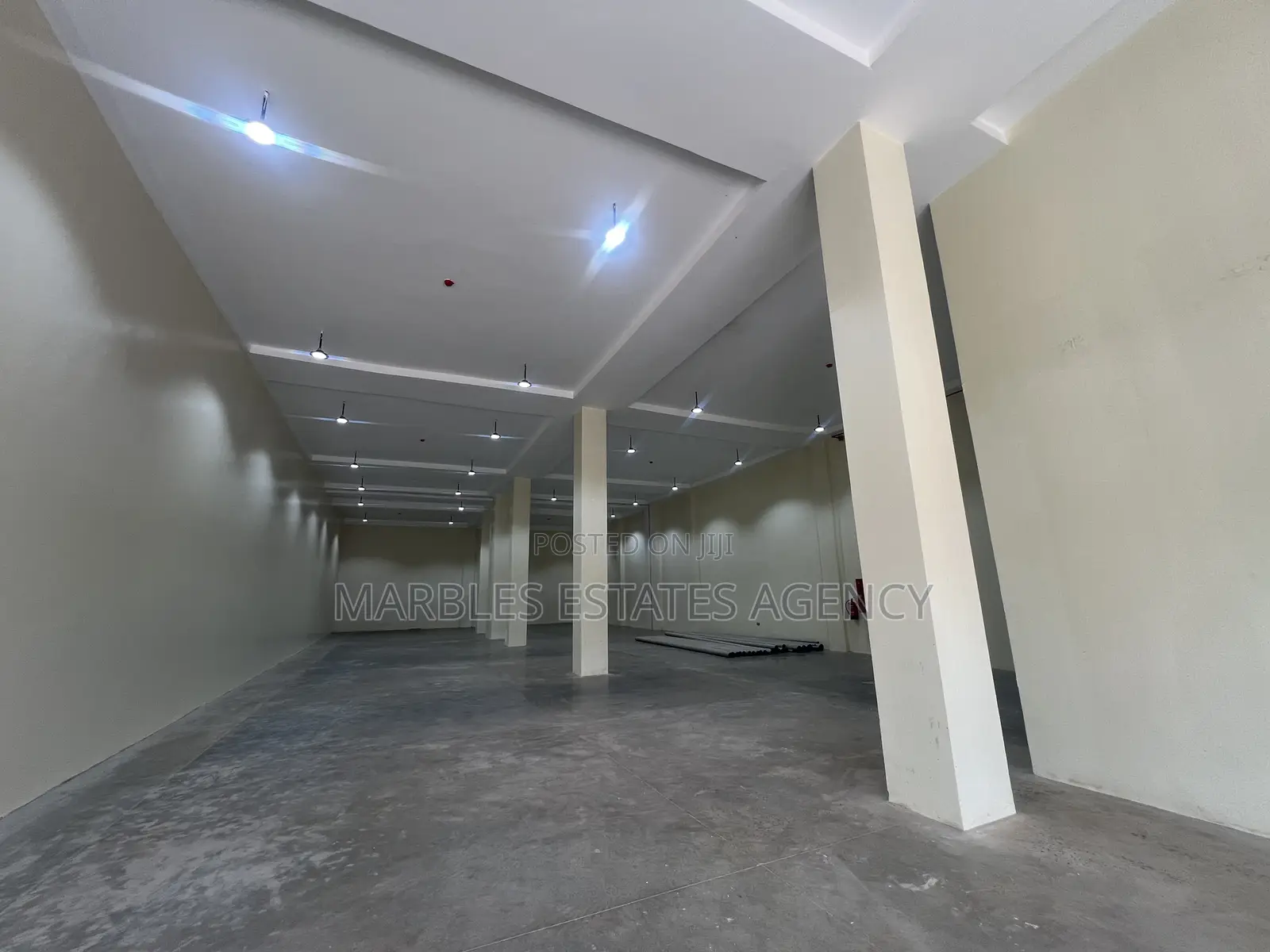 Warehouse and Showroom for Rent in at Industrial Area.