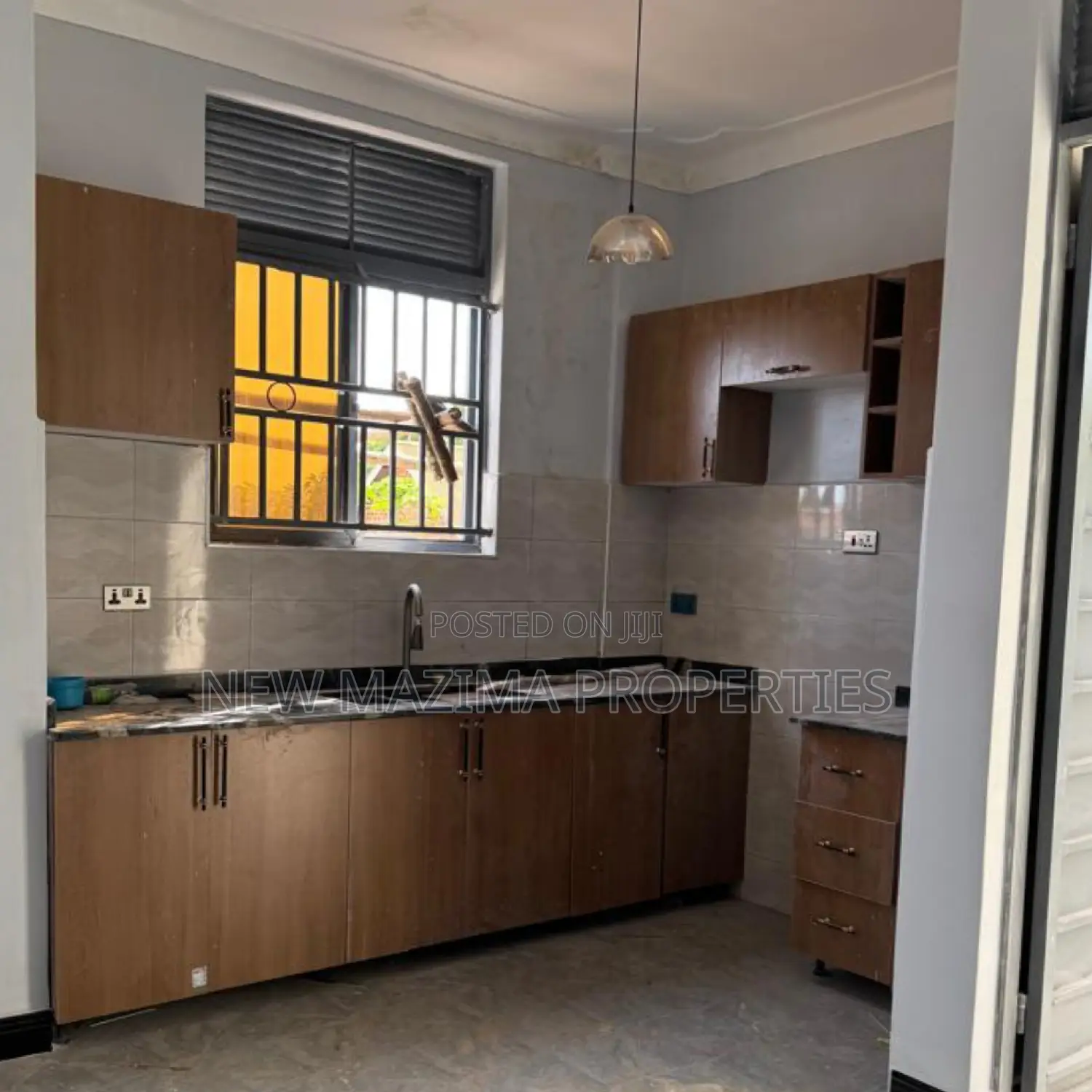 8bdrm Block of Flats in Seguku Ntebe Rd, Central Division for sale