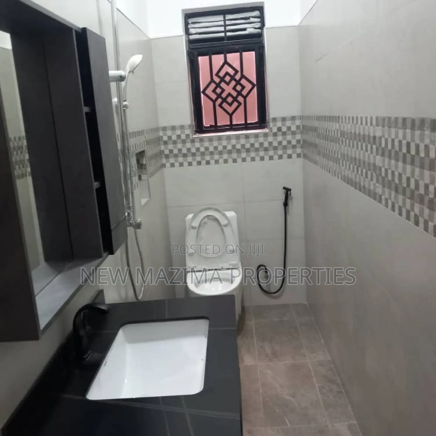 8bdrm Block of Flats in Seguku Ntebe Rd, Central Division for sale