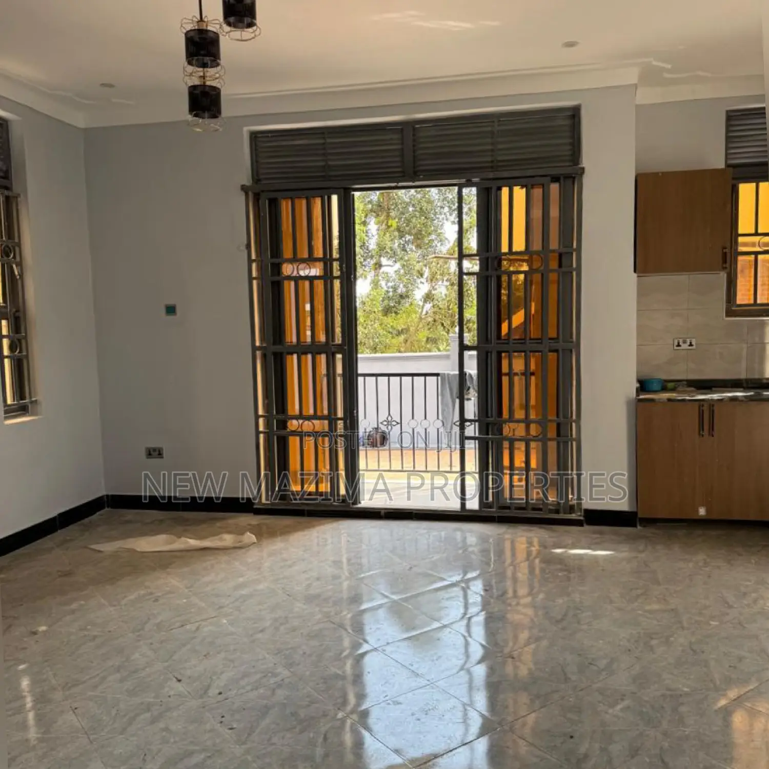 8bdrm Block of Flats in Seguku Ntebe Rd, Central Division for sale