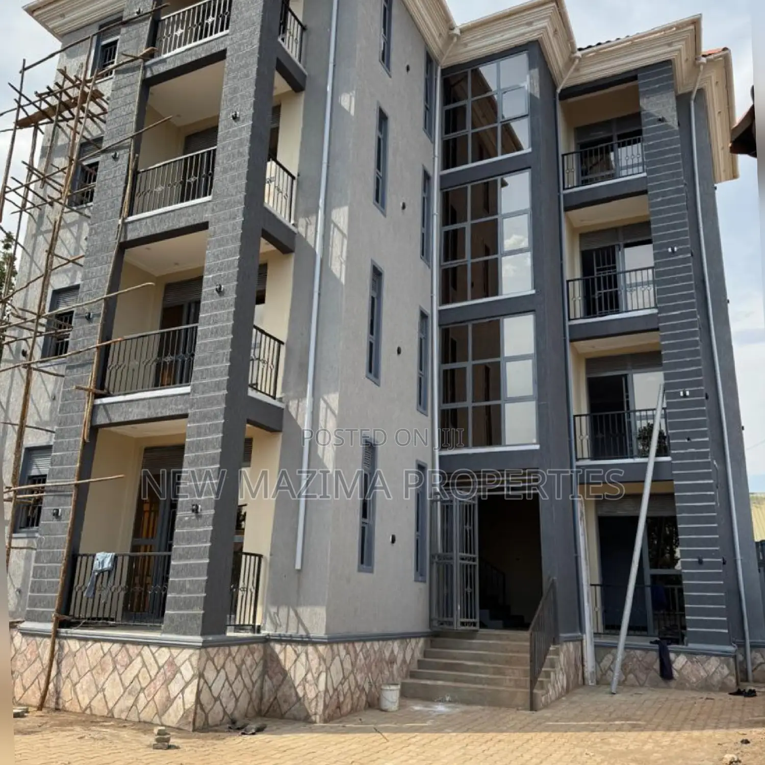 8bdrm Block of Flats in Seguku Ntebe Rd, Central Division for sale