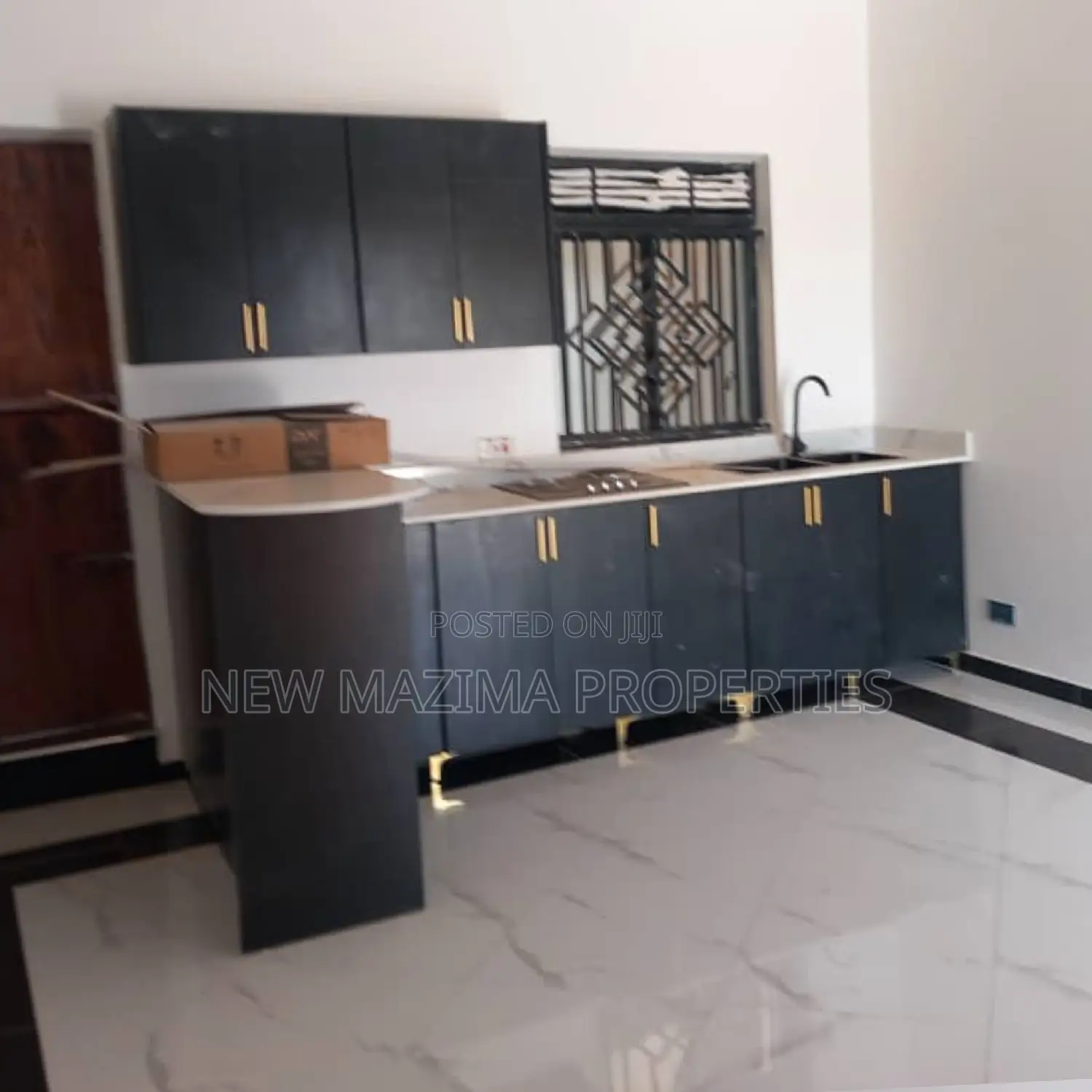 8bdrm Block of Flats in Seguku Ntebe Rd, Central Division for sale