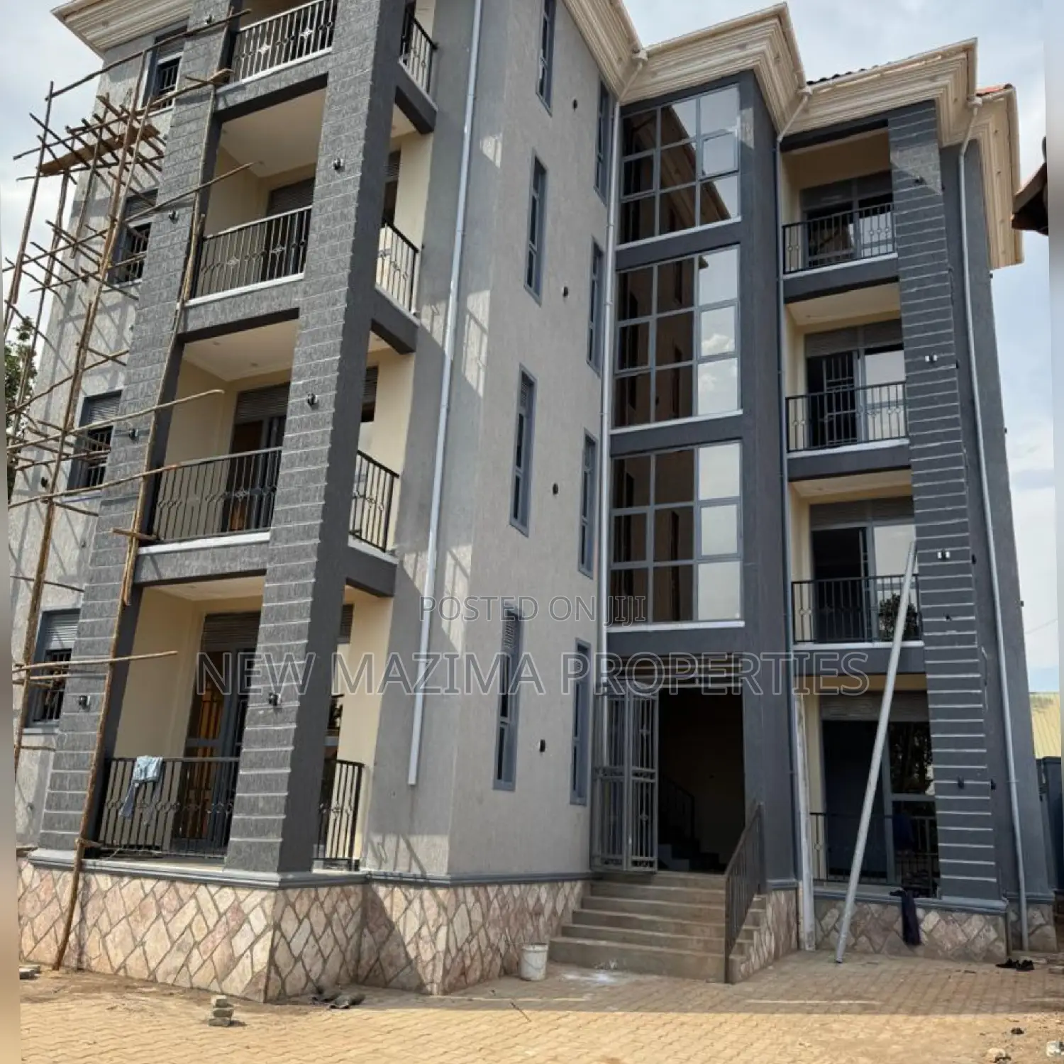 8bdrm Block of Flats in Seguku Ntebe Rd, Central Division for sale