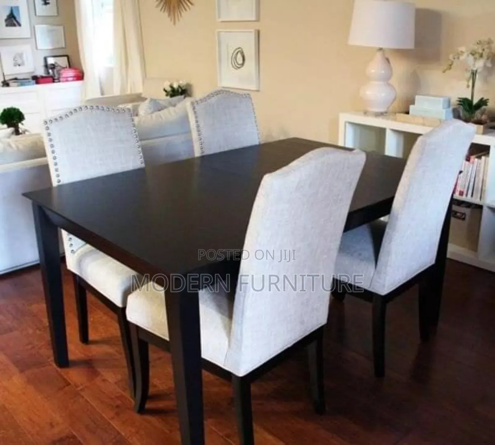 Min Dining Table of Four Seaters