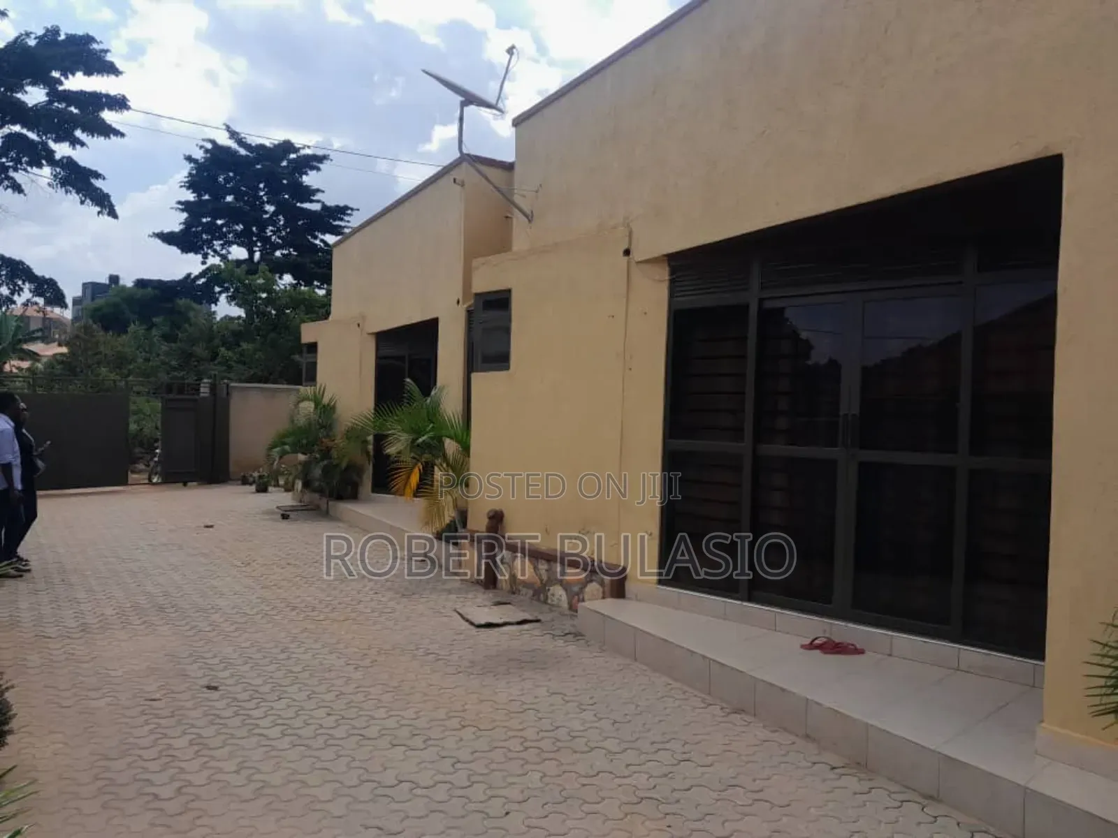 2bdrm House in Kira for rent