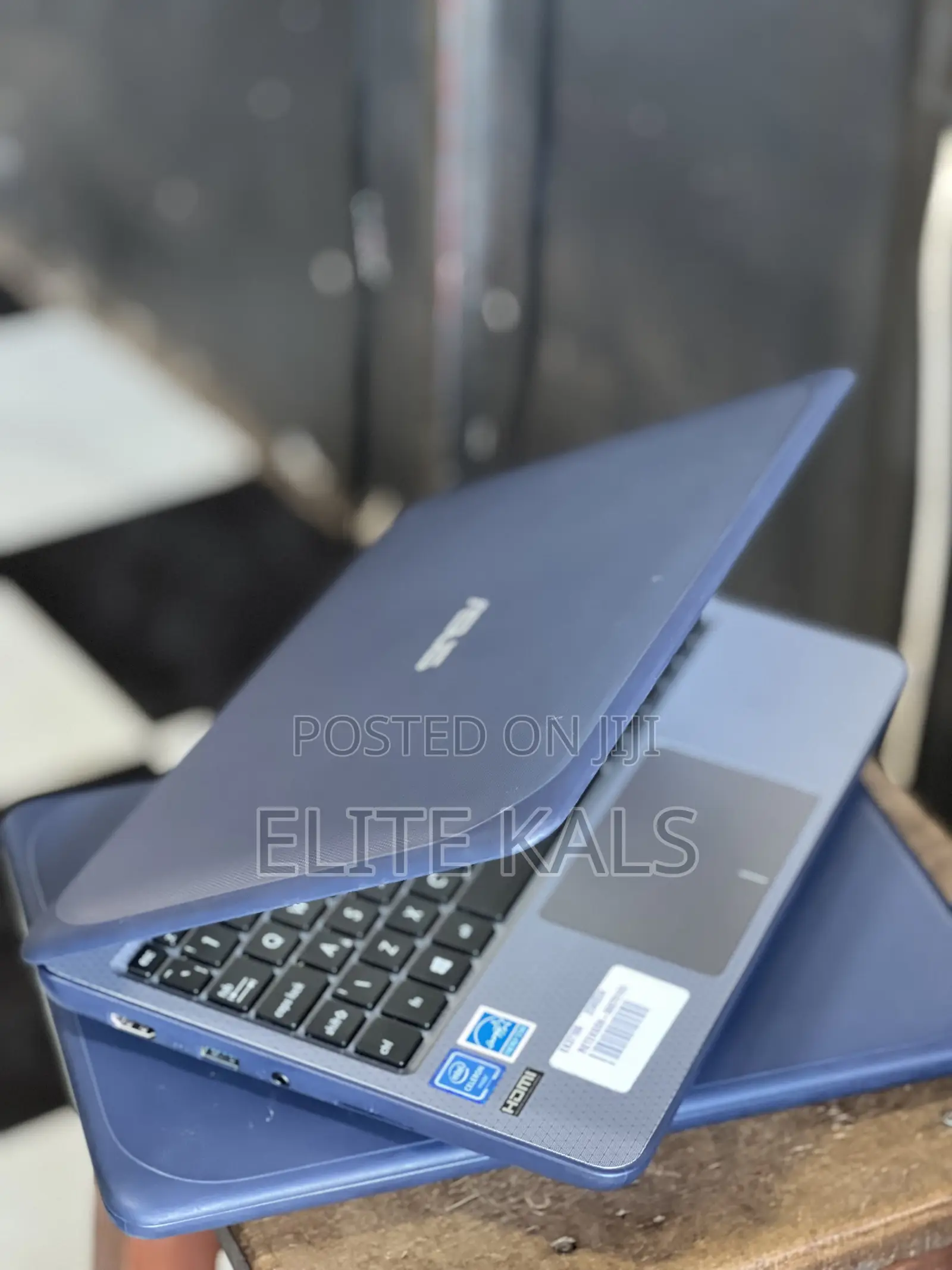 Laptop Asus VivoBook W202 4GB Intel Celeron SSD 60GB