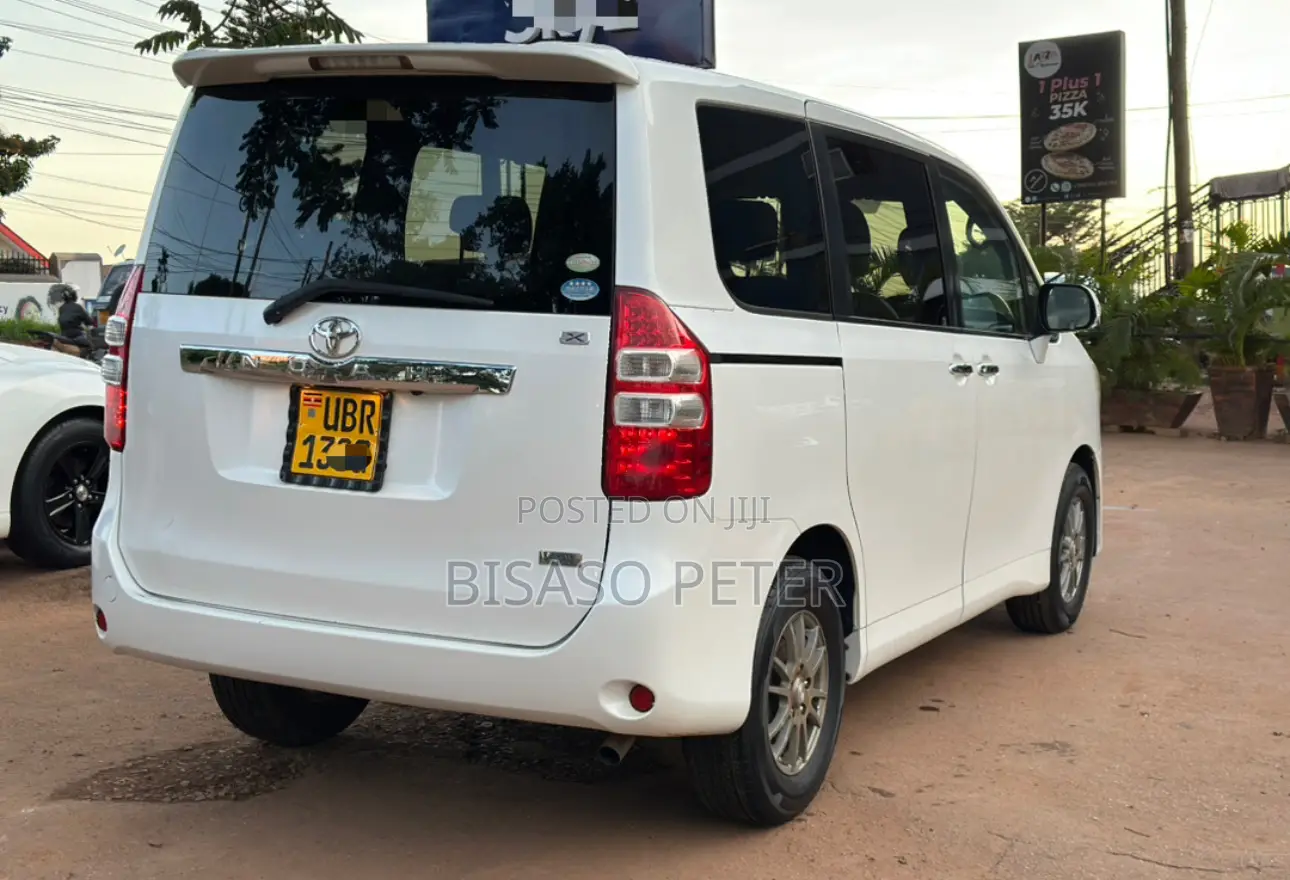 Toyota Noah 2.0 143hp AWD (8 Seater) 2011 White