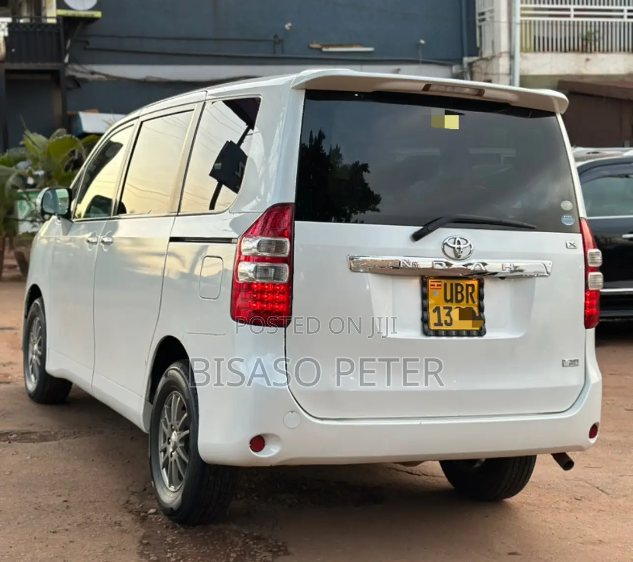 Toyota Noah 2.0 143hp AWD (8 Seater) 2011 White