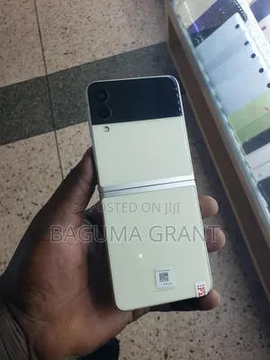 Photo - Samsung Galaxy Z Flip 3 128 GB White