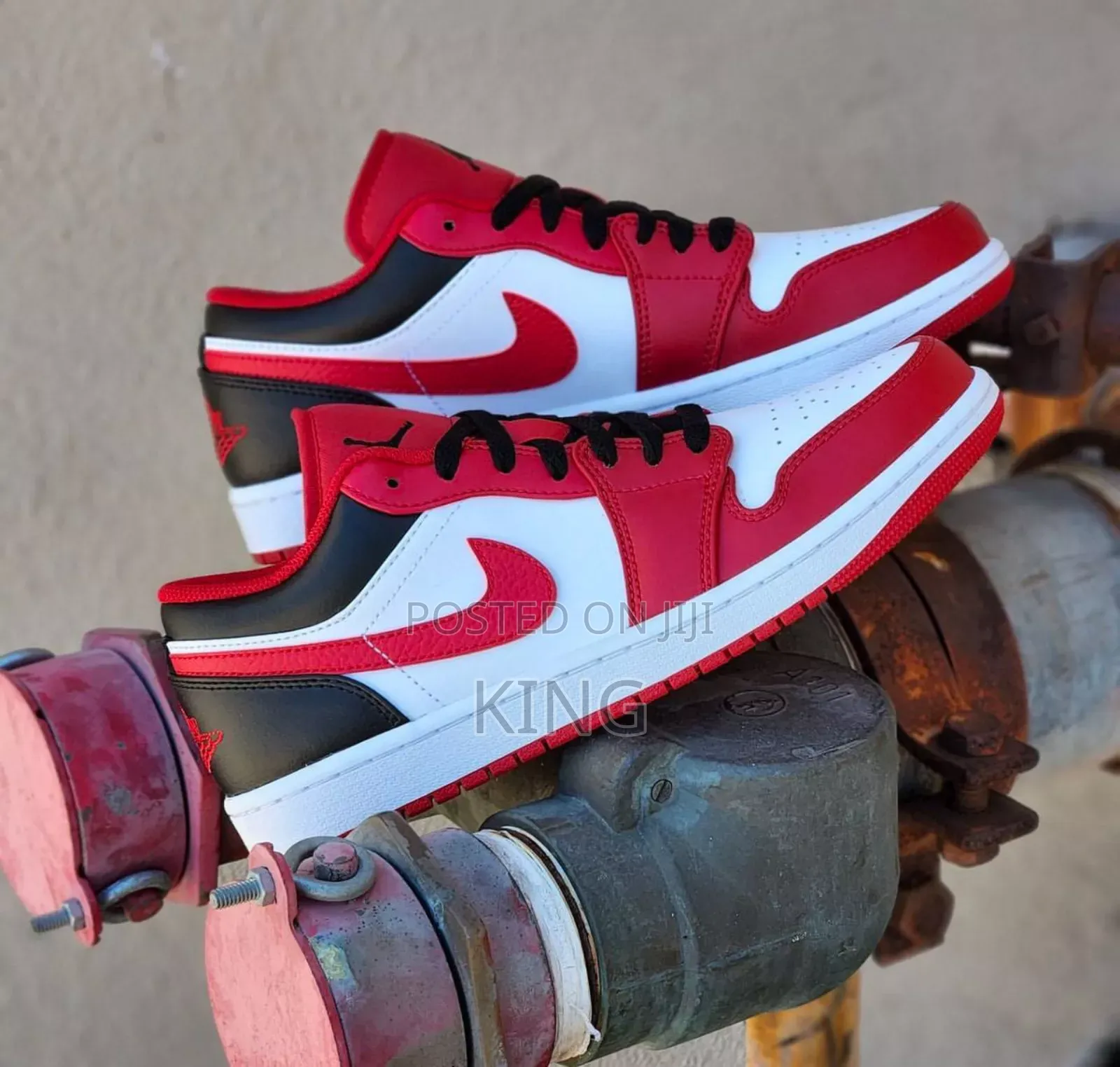 Jordan 1 Low Bulls