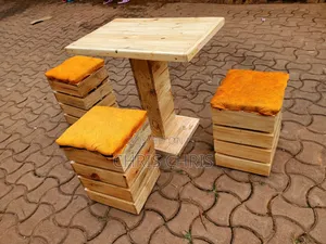 Pallet Restaurant Table and Stools
