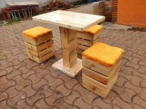 Pallet Restaurant Table and Stools