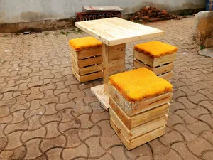Pallet Restaurant Table and Stools