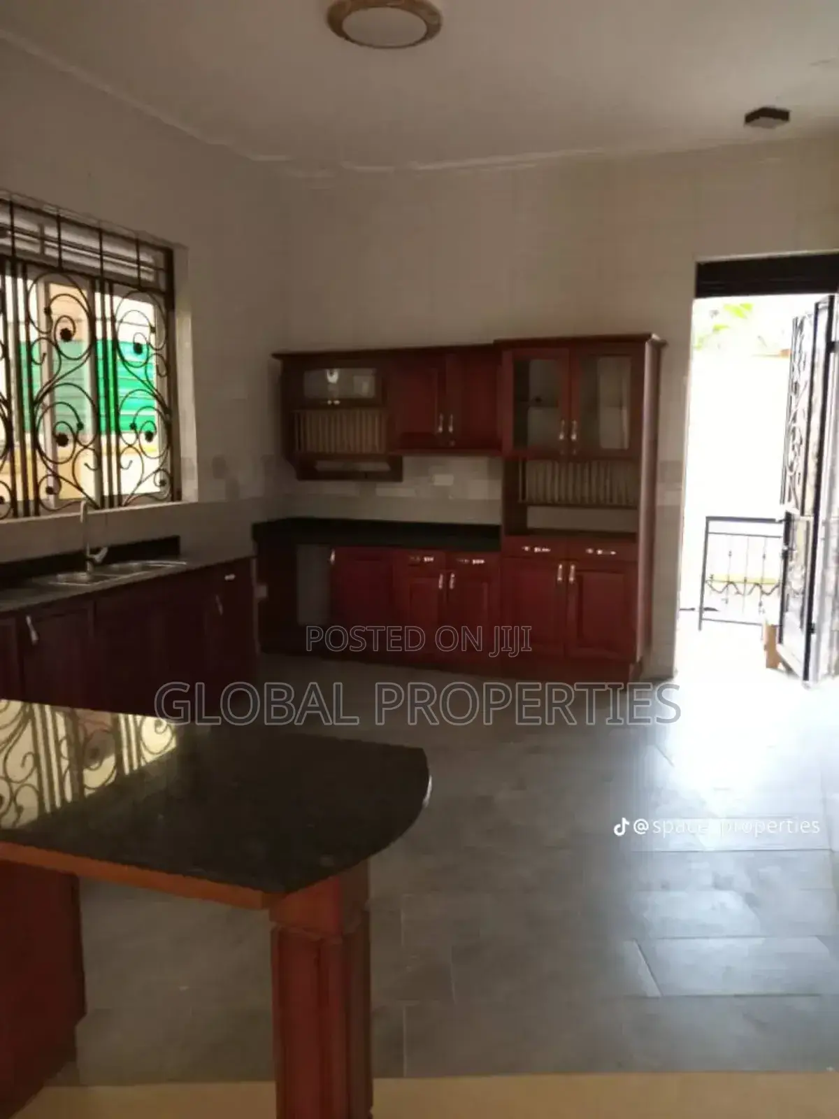2bdrm Apartment in Kyambongo Rd, Central Division for rent