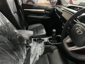 Toyota Hilux 2024 Silver