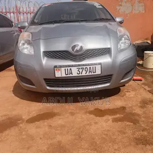Photo - Toyota Vitz 2010 Silver