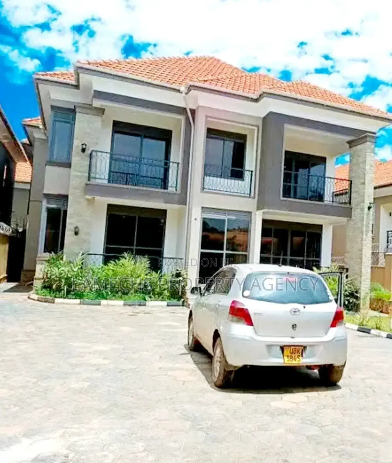 5bdrm Duplex in Lubowa Entebbe Road, Central Division for rent