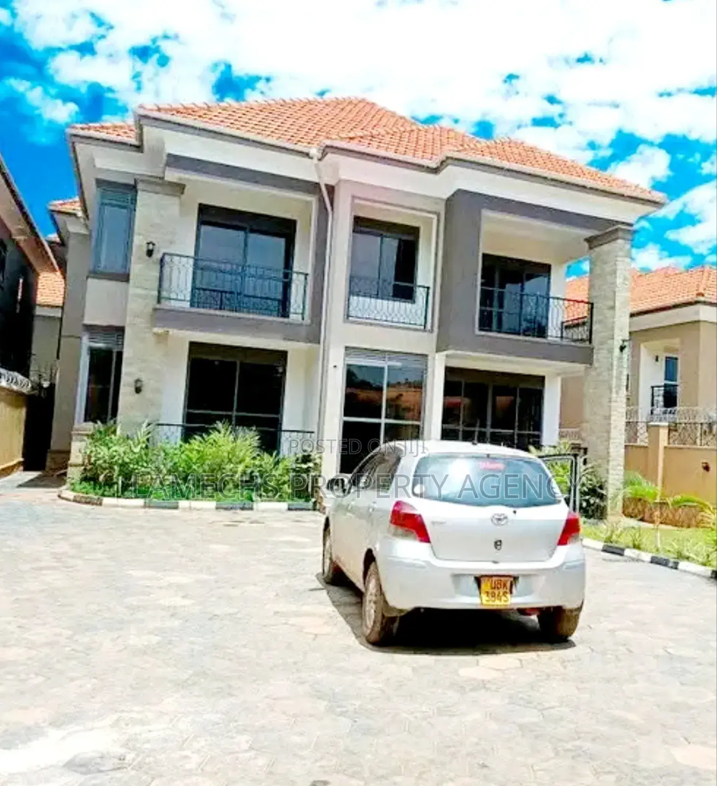 5bdrm Duplex in Lubowa Entebbe Road, Central Division for rent