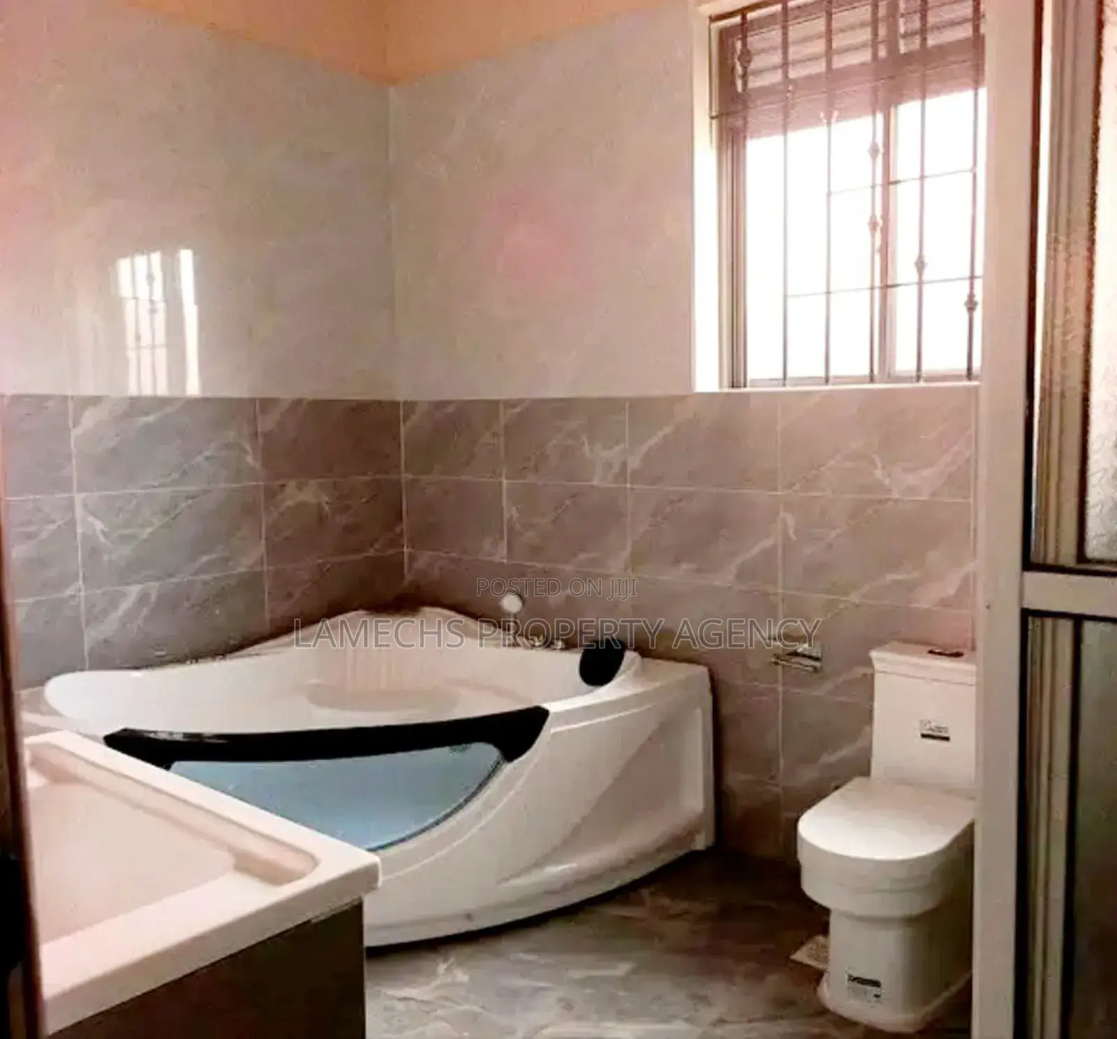 5bdrm Duplex in Lubowa Entebbe Road, Central Division for rent