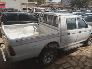 Mitsubishi L200 2004 White