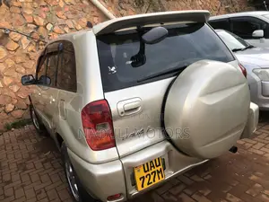 Photo - Toyota RAV4 2004 Gold