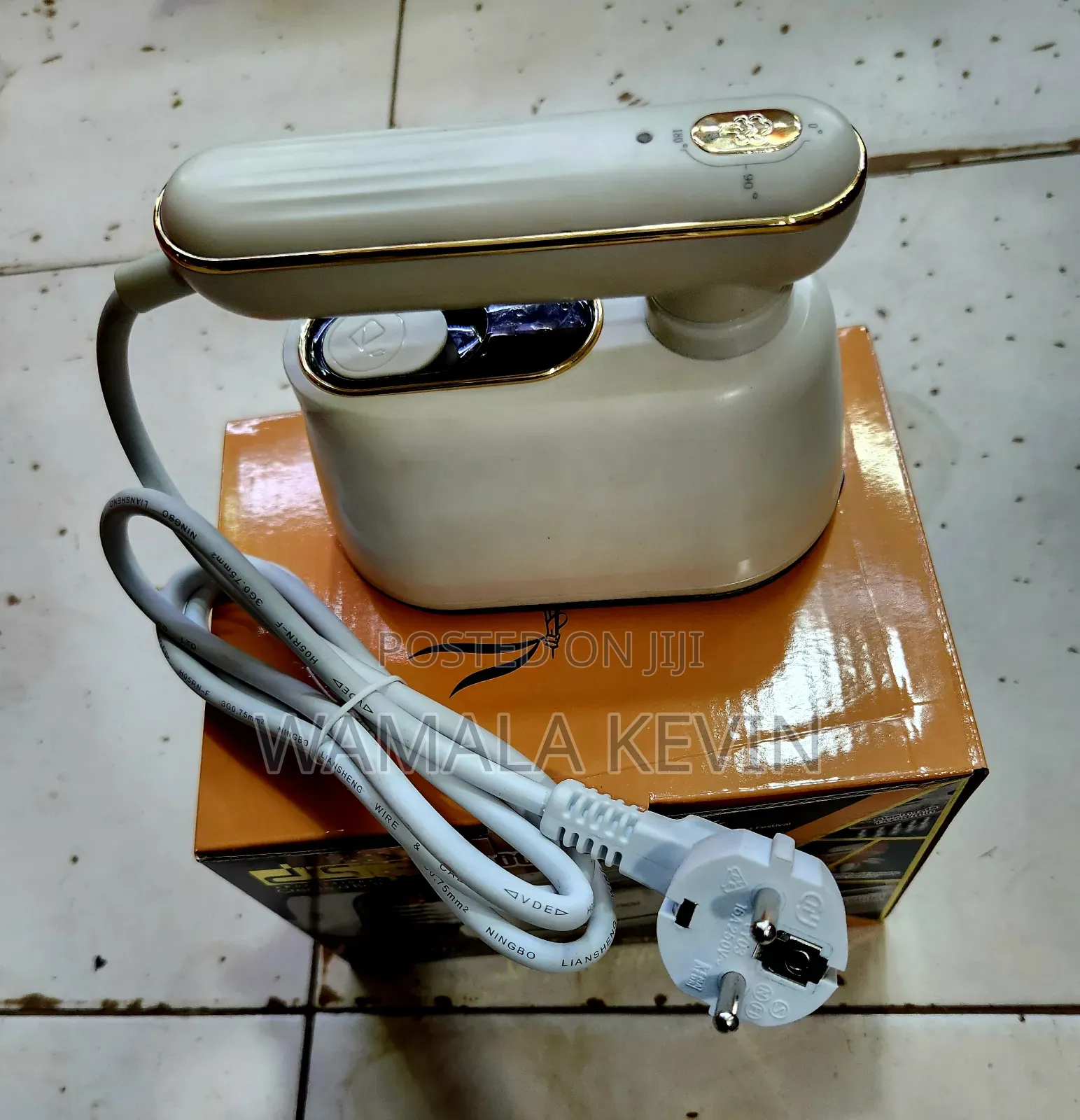 Steam Iron / 1000w Power / Dry or Steam Ironing.