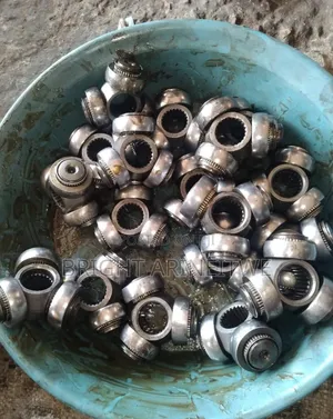 Cross Shafts/Bearings for All Saloon and Suv Cars.